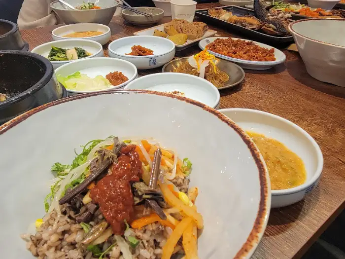 갖은 나물이 올라간 보리밥과 양념장, 참기름, 들기름이 담긴 그릇