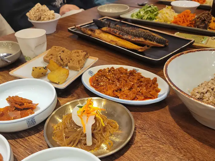 잘 비벼진 보리밥 그릇에 고추장과 나물들이 섞여 있는 모습