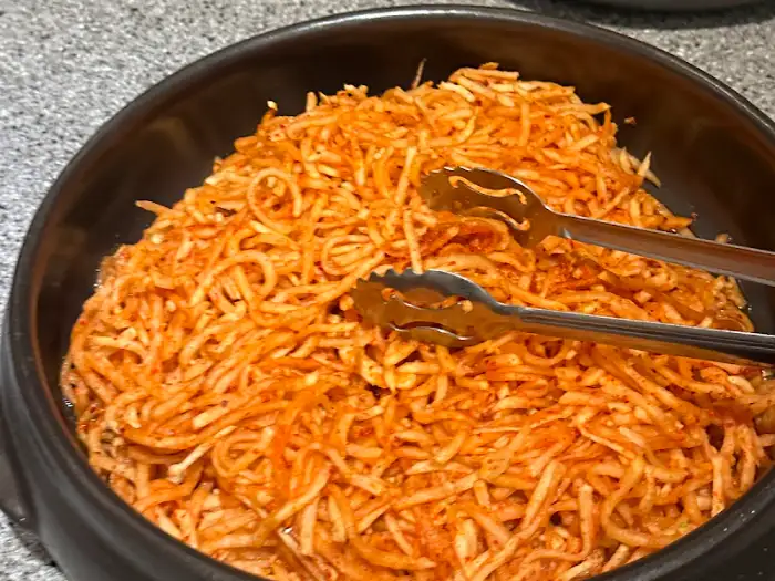 빨간 양념의 제육볶음이 담긴 그릇