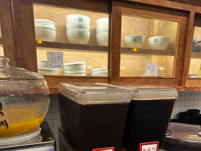 셀프바 코너에 놓인 식혜와 누룽지 등 후식 메뉴
