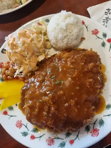 돈까스, 샐러드, 밥, 콩 통조림, 단무지가 함께 나온 모습