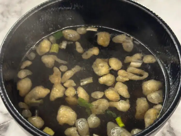 맑은 육수에 다양한 재료가 들어간 따뜻한 국물 요리