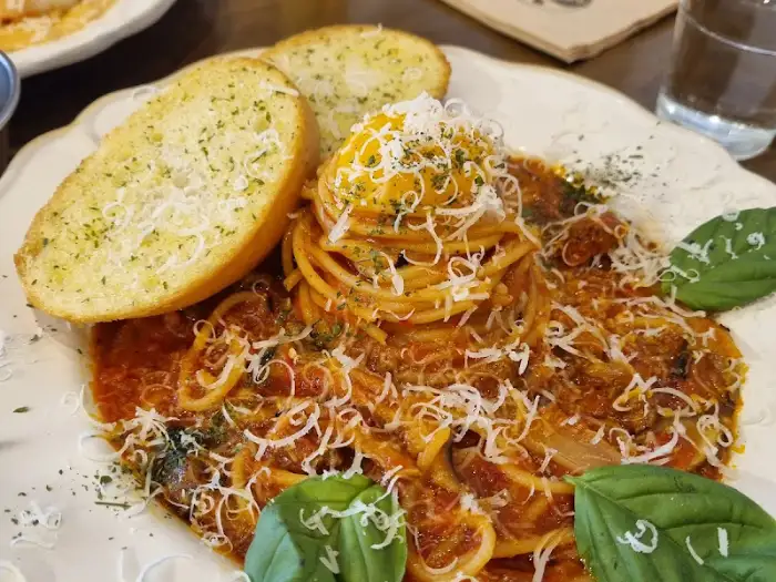 라구 소스 파스타와 마늘빵