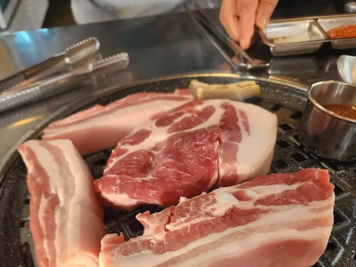 신선한 흑돼지 근고기