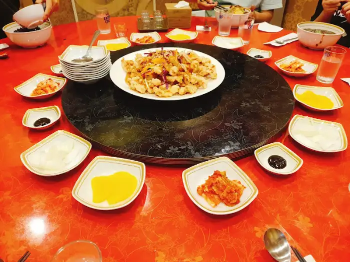 테이블에 차려진 다양한 중식 요리