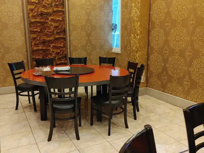 단체석으로 보이는 둥근 테이블이 놓인 룸