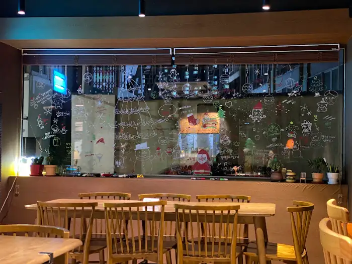 매장 내부 테이블과 벽면 그림 이미지