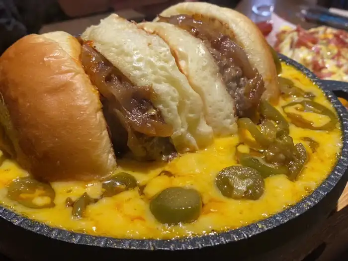 치즈와 할라피뇨가 듬뿍 올라간 딥치즈 할라피뇨 버거 이미지