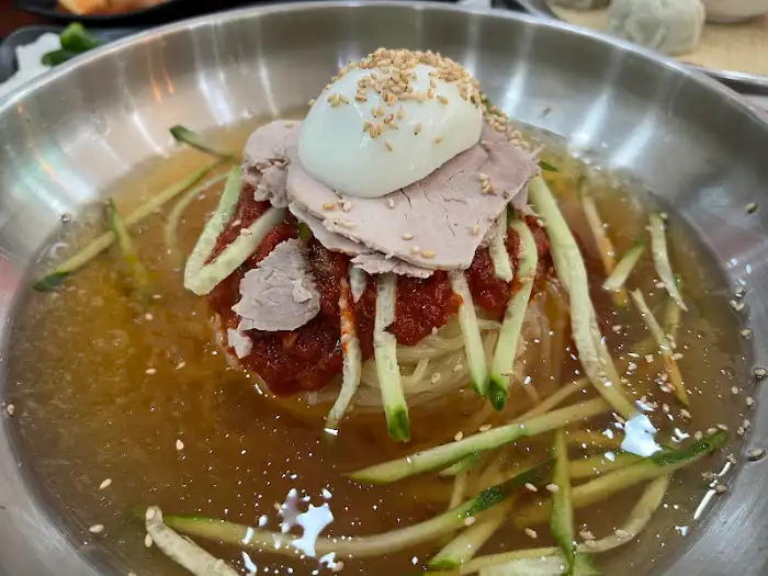 매콤한 양념이 곁들여진 밀면