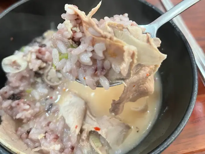 돼지국밥의 밥알과 고기