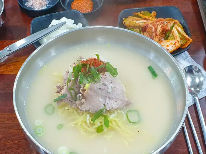 고기국수와 곁들여진 반찬들