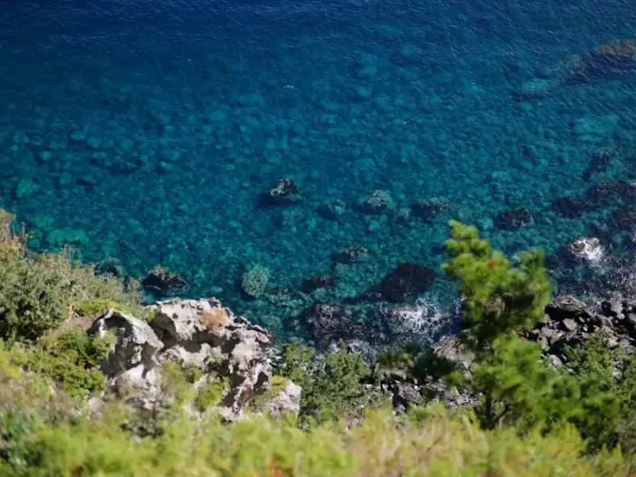 바위와 바다가 맞닿은 풍경