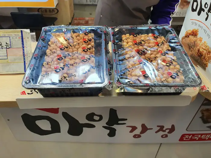 투명 용기에 담긴 약과강정