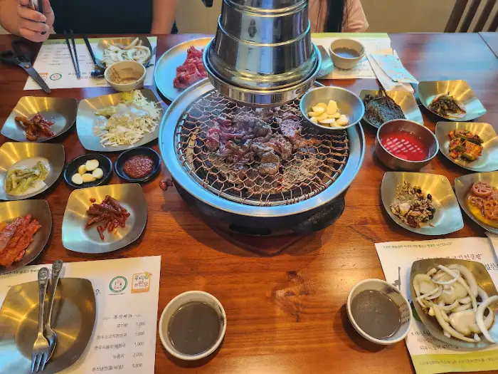 다양한 기본찬과 함께 구워지는 불고기