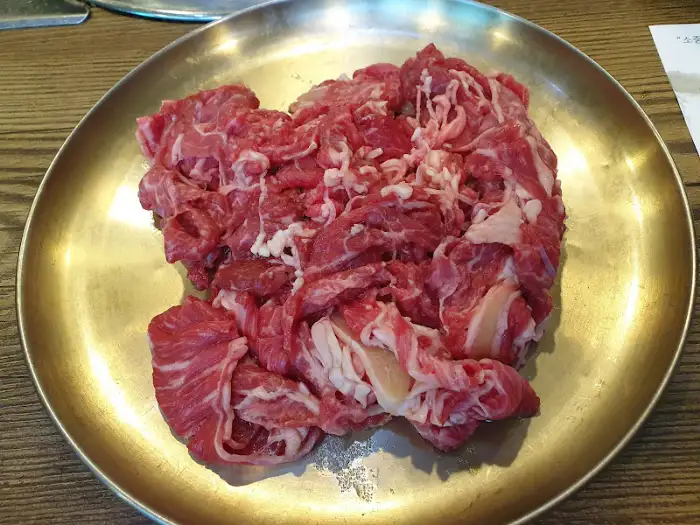 테이블에 놓인 순수한 생고기