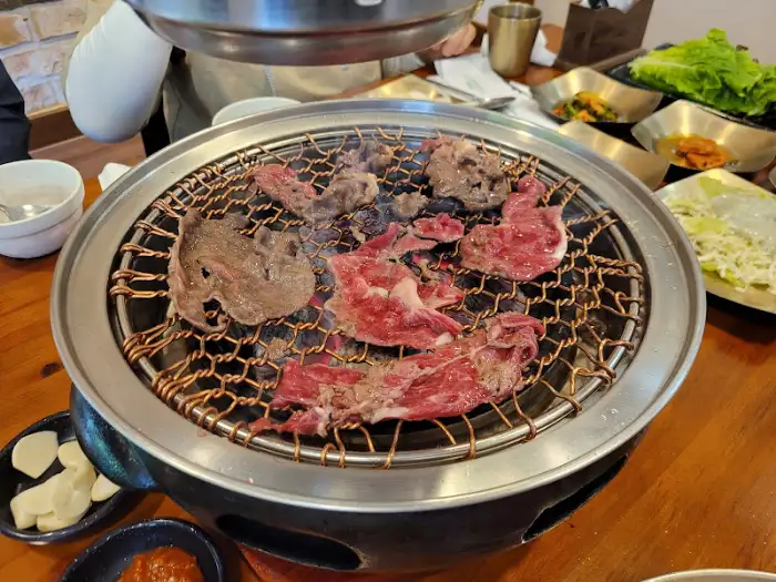 불판 위에서 맛있게 구워지고 있는 불고기