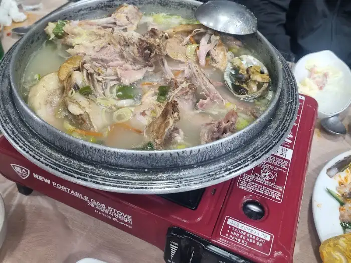 푸짐한 오리백숙이 끓고 있는 모습