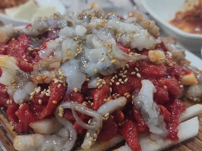 붉은색 육회와 흰 낙지가 신선하게 어우러진 육회낙지탕탕이