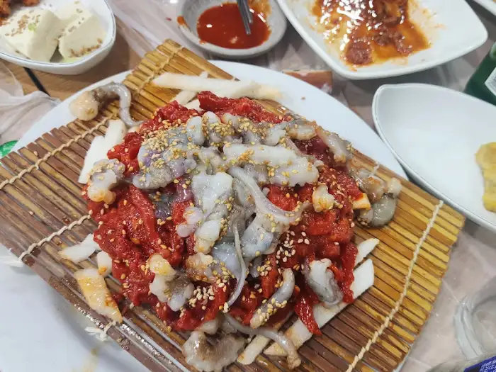 나무 돗자리에 놓인 육회낙지탕탕이의 전체적인 모습