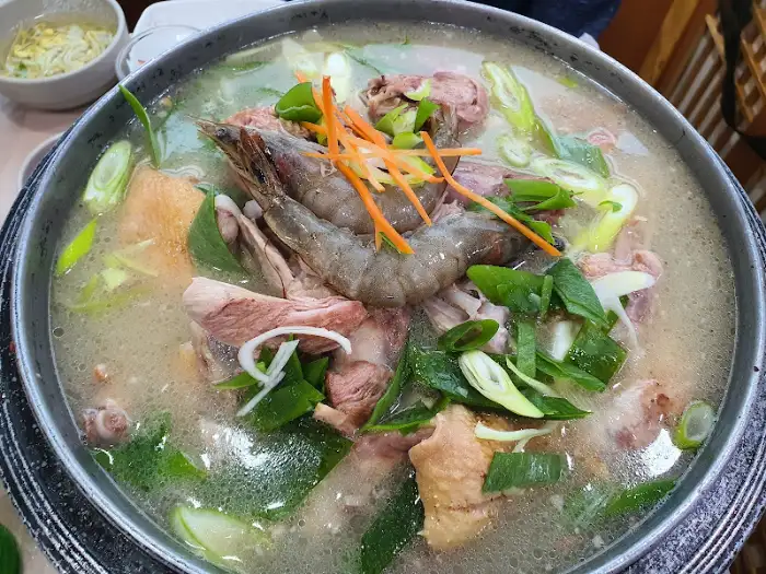 오리백숙에 새우와 채소가 더해져 끓고 있는 모습