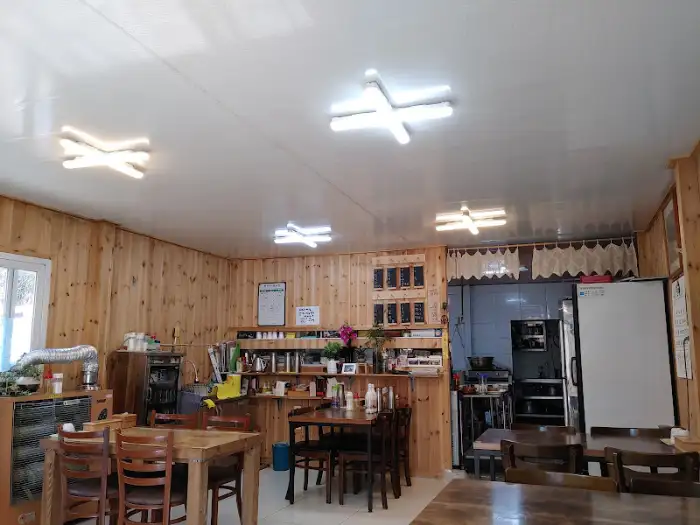 나무로 꾸며진 실내와 여러 개의 조명