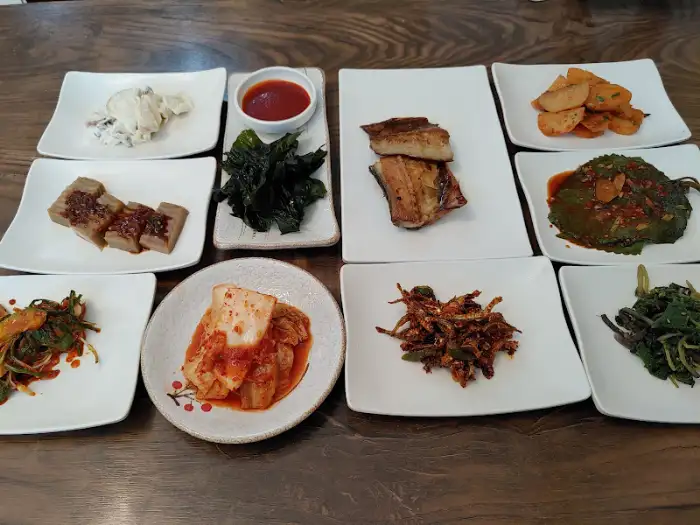 정갈하게 차려진 백반 반찬들