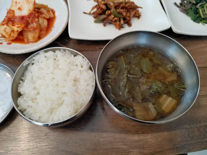 갓 지은 밥과 국