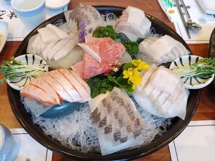 00참치 스시 정식의 다채로운 스시 구성