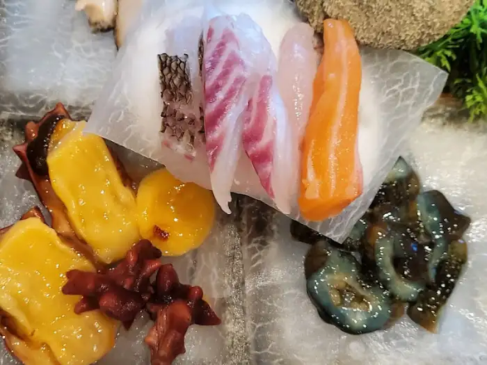 00참치 스시 정식에 포함된 다양한 해산물과 스시