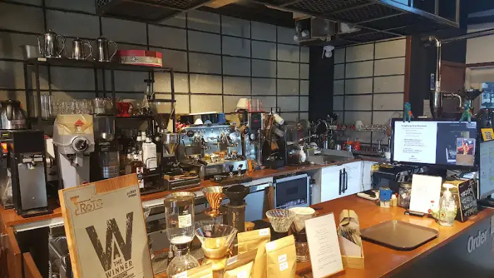 00참치 내부 인테리어의 일부 - 깔끔하고 정돈된 주방 모습