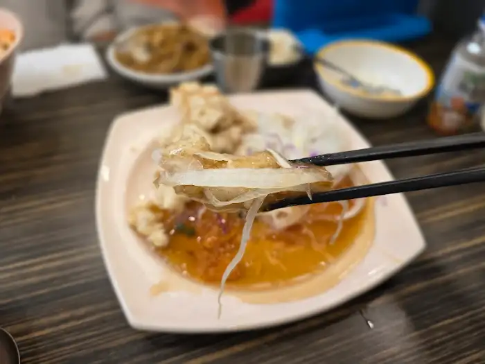 먹음직스러운 탕수육 한 조각