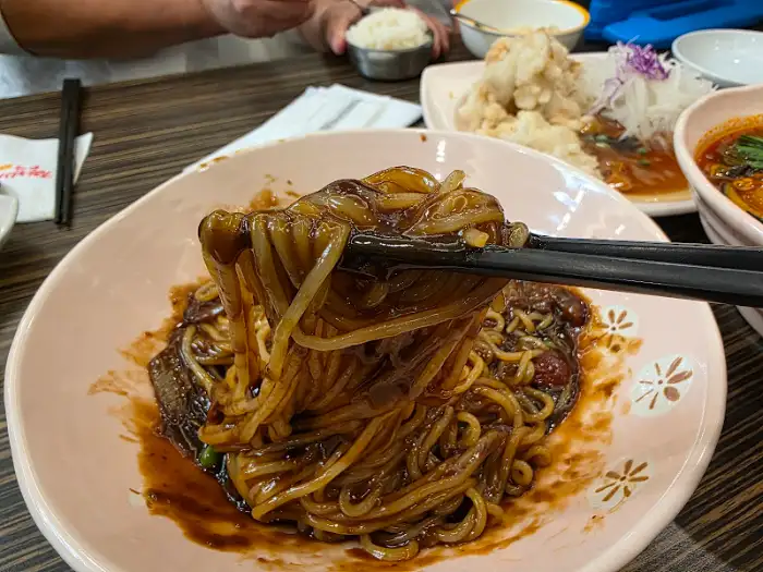 짜장면 면발을 들어 올리는 모습