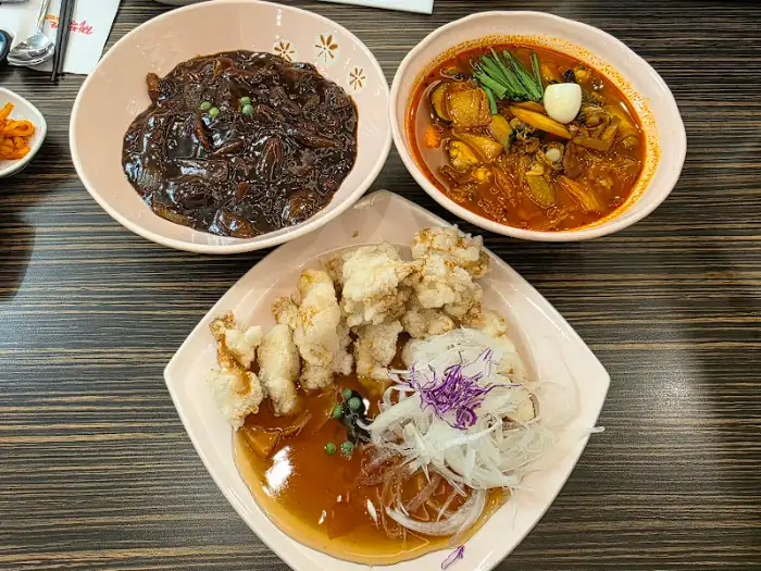 짜장면, 짬뽕, 탕수육이 함께 나온 상차림