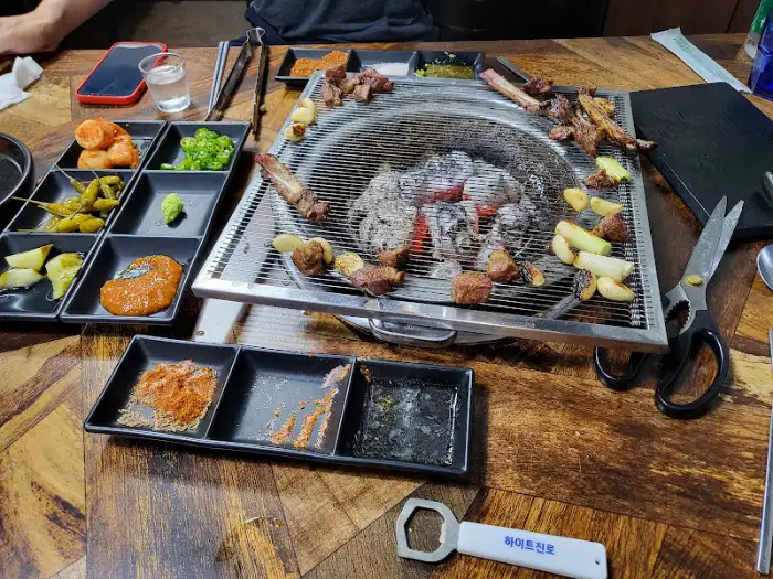 꿔바로우와 다양한 반찬