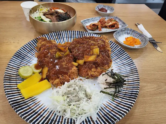 돈까스 한 상 차림