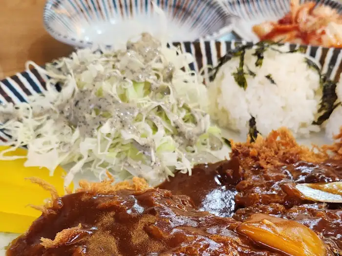 돈까스 샐러드와 밥