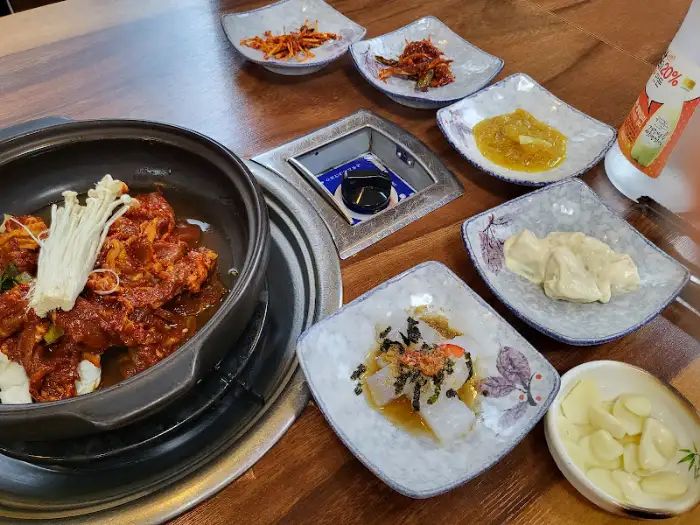 먹음직스러운 메인 요리와 함께 정갈하게 담긴 곁들임 반찬들.