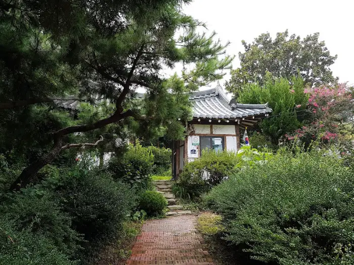 한옥 건물과 주변 경관