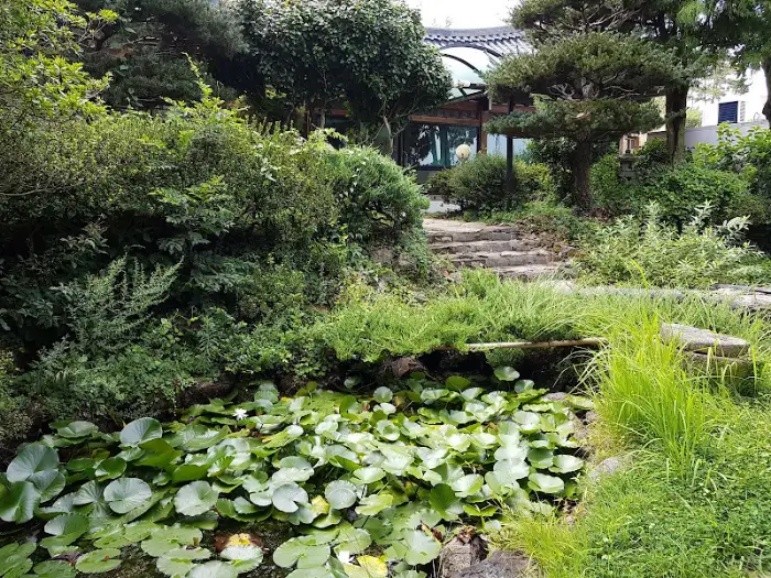 연못과 수련, 우거진 녹음