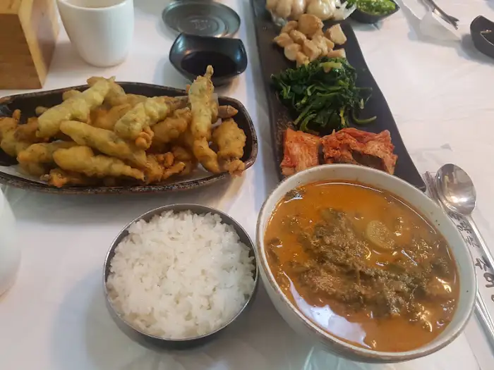 나무 문과 메뉴판