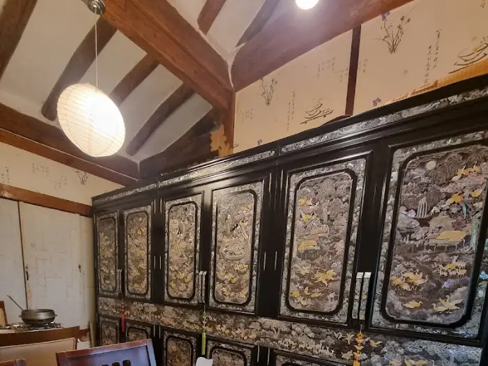 내부 장식장과 조명