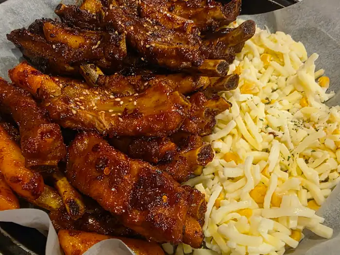 치즈와 함께 곁들여진 등갈비