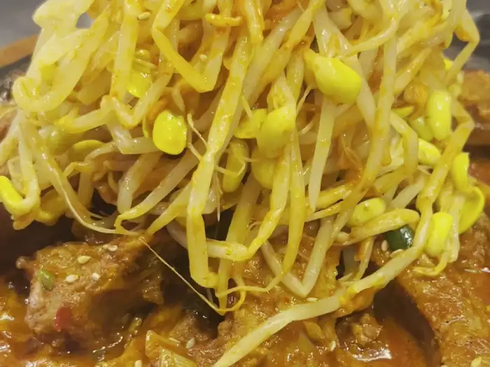 김치 등갈비찜 위 콩나물