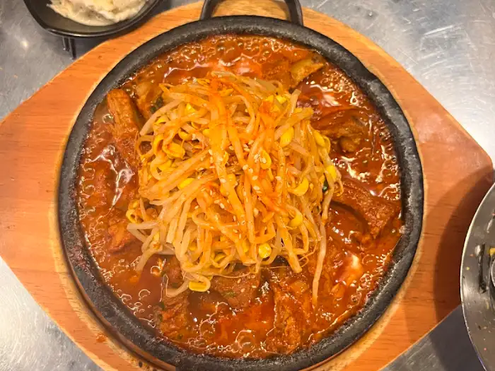 끓고 있는 김치 등갈비찜