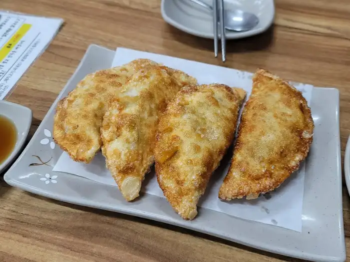 바삭하게 튀겨진 만두