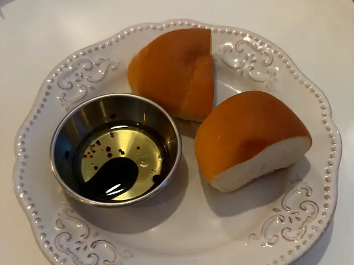 에피타이저 빵과 올리브 오일