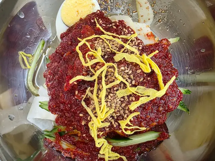 붉은 양념이 듬뿍 올라간 비빔밀면