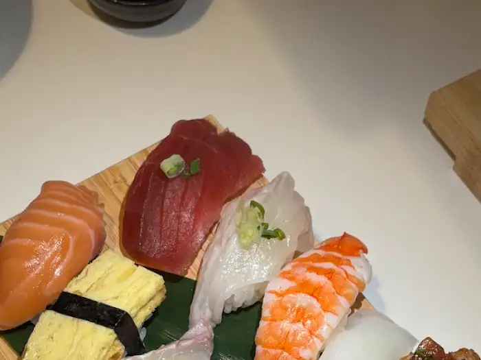 연어, 참치, 새우 등 다양한 초밥 클로즈업