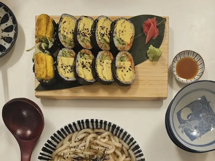우동과 초밥, 마끼가 함께 나온 한상차림