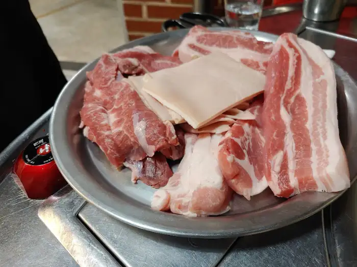 접시에 담긴 신선한 생고기 모듬